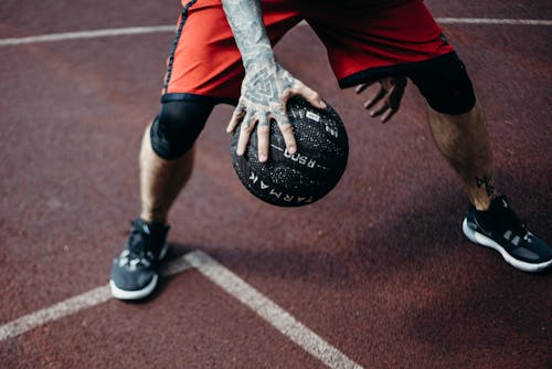 Free A Man Playing Basketball Stock Photo